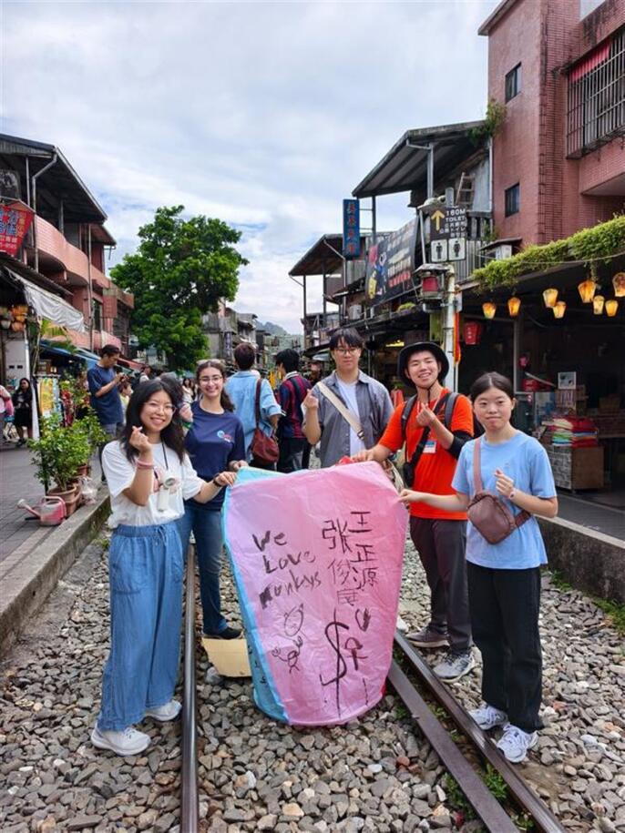 hssa-taipei-students-posing-with-their-sky-lantern-in-shifen-taiwan.jpg