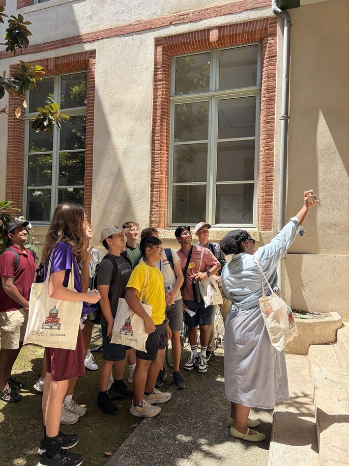 hssa-toulouse-students-taking-pic-with-pl.jpeg