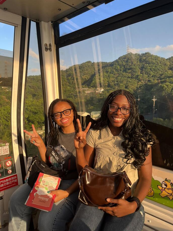 taipei-students-enjoyed-a-ride-on-the-maokong-gondola.jpeg