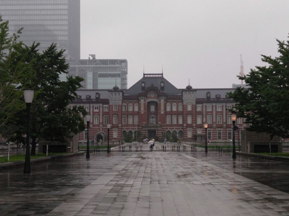 (Photo: Kate-sensei) Tokyo Station from the outside—I never would have guessed unless someone told me