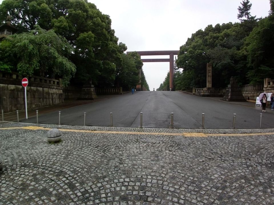 Entrance to Yasukuni Shrine (Photo credit: Kate-sensei)