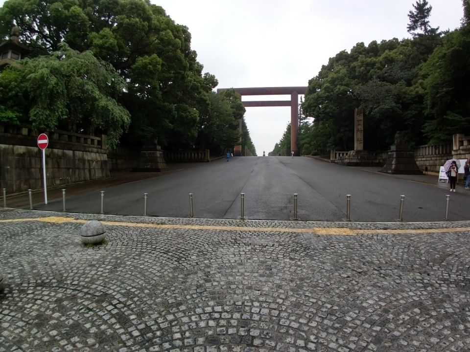  Entrance to Yasukuni Shrine (Photo credit: Kate-sensei)