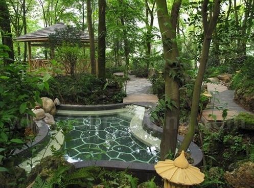 For centuries, Chongqing has been famous for the hot springs in the nearby hills. Today you can leave the bustle behind to enjoy a nice, tranquil soak with friends. North Hot Spring Park in Beibei district has lots of options, from a traditional vibe to modern resorts.