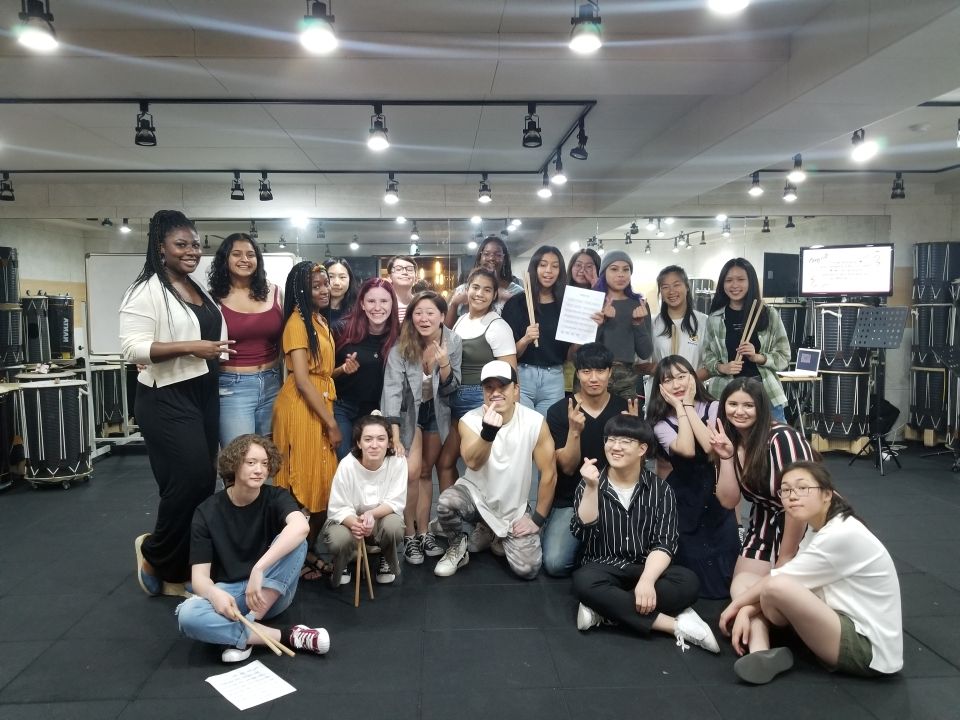 Group picture of students with Nanta performers. 