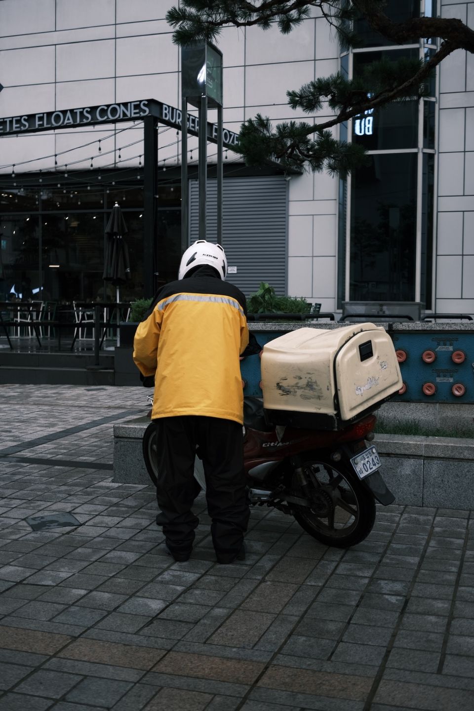 Photo for blog post Student takeover: Shooting on the  Seoul Streets by 진지성 (Zach)