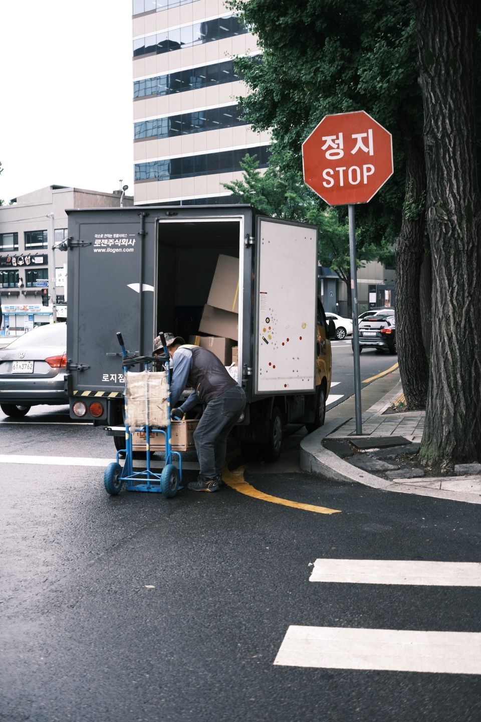 Photo for blog post Student takeover: Shooting on the  Seoul Streets by 진지성 (Zach)