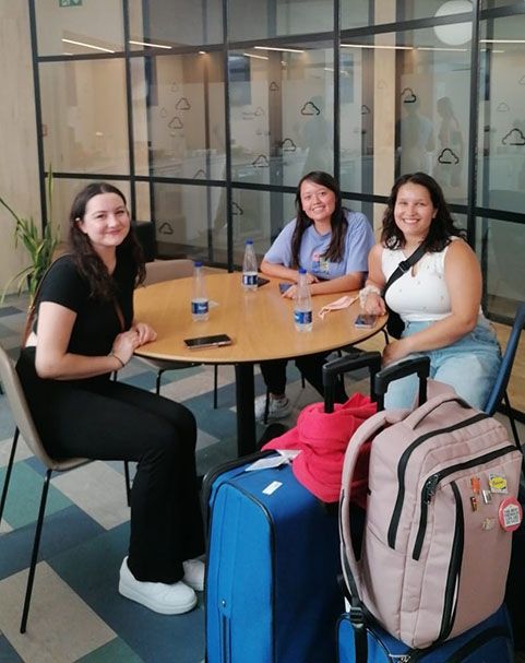 fall semester students arriving in rome with luggage