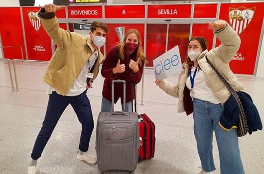 study abroad seville students arriving at the airport