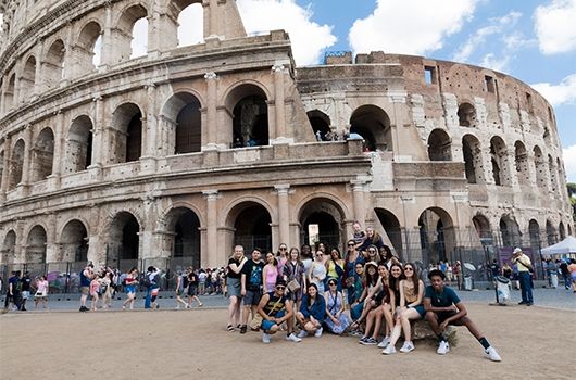 student group at the colosseum in rome
