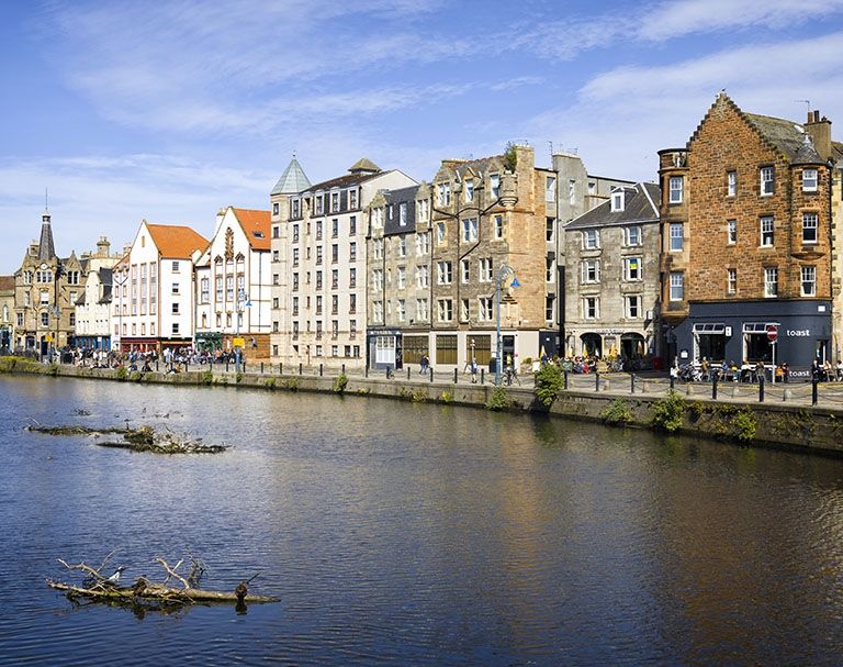 edinburgh river with apartments