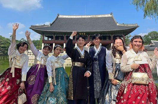 south korea study abroad students in hanbok at temple
