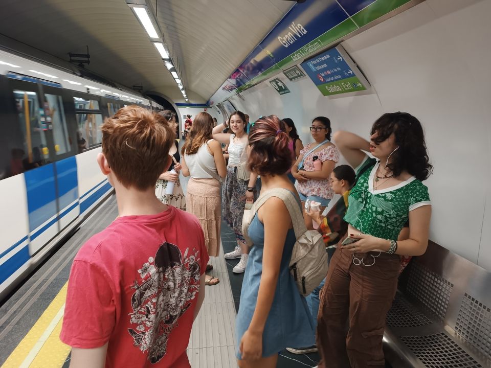 Students on the platform in the Madrid metro
