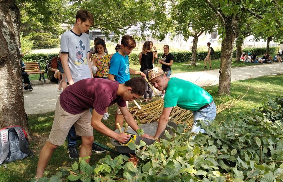 gardening student volunteers france