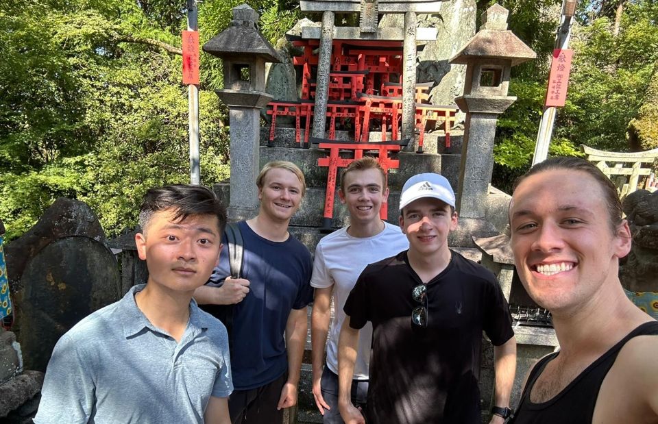 kyoto shrine students selfie