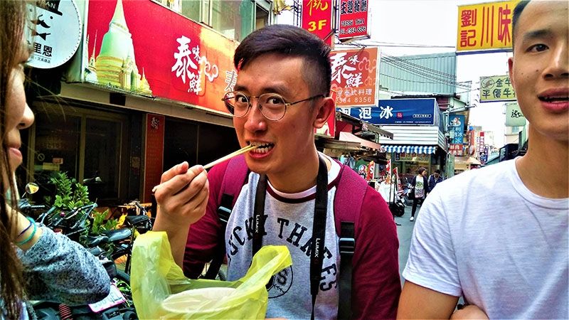 taiwan student happy eating street food