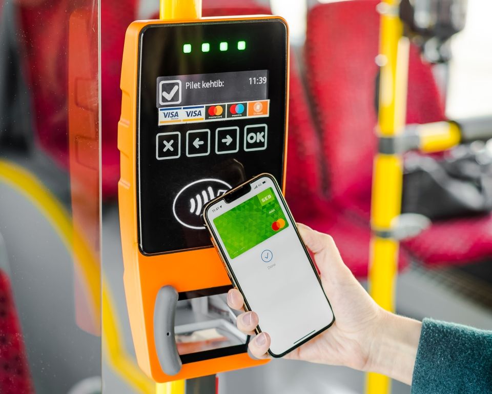 Paying with Apple Pay in public transportation 