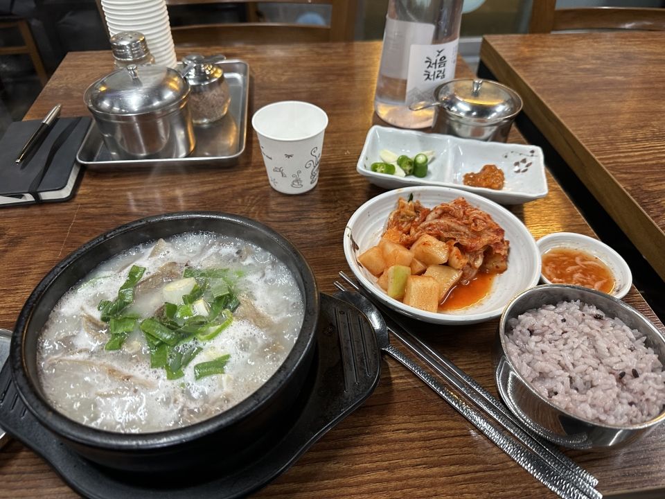 돼지국밥 (Pork soup and rice)
