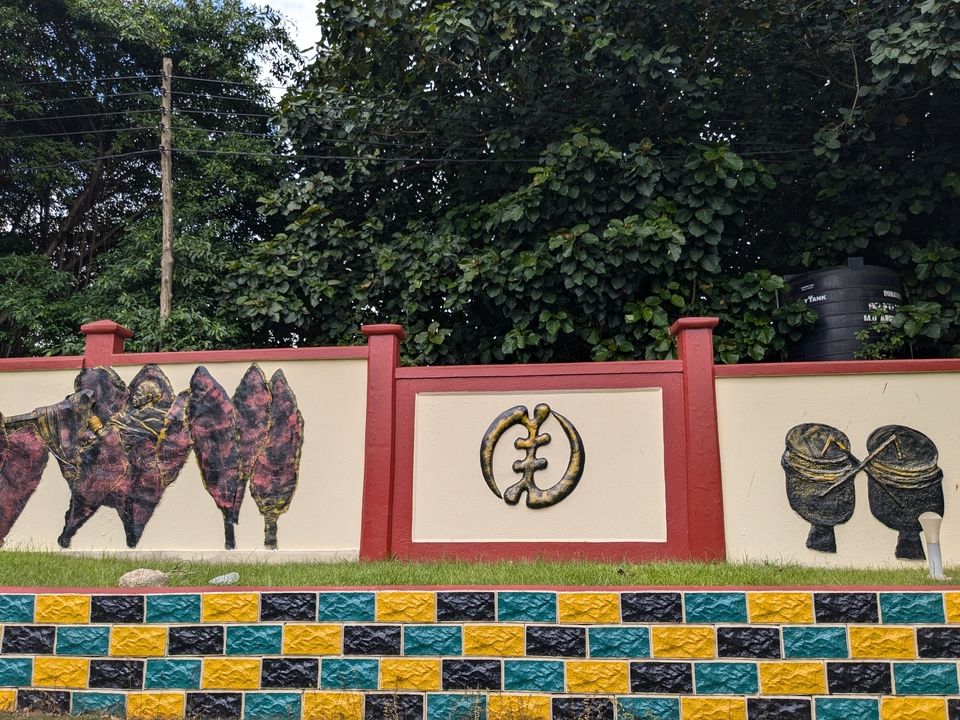A wall at the Manhyia Palace Museum, Kumasi.