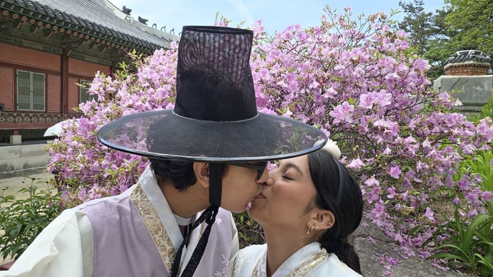 Kissing infront of the beautiful trees in Gyeongbokgung Palace