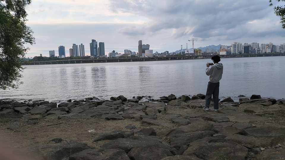On the Shore of the Han River