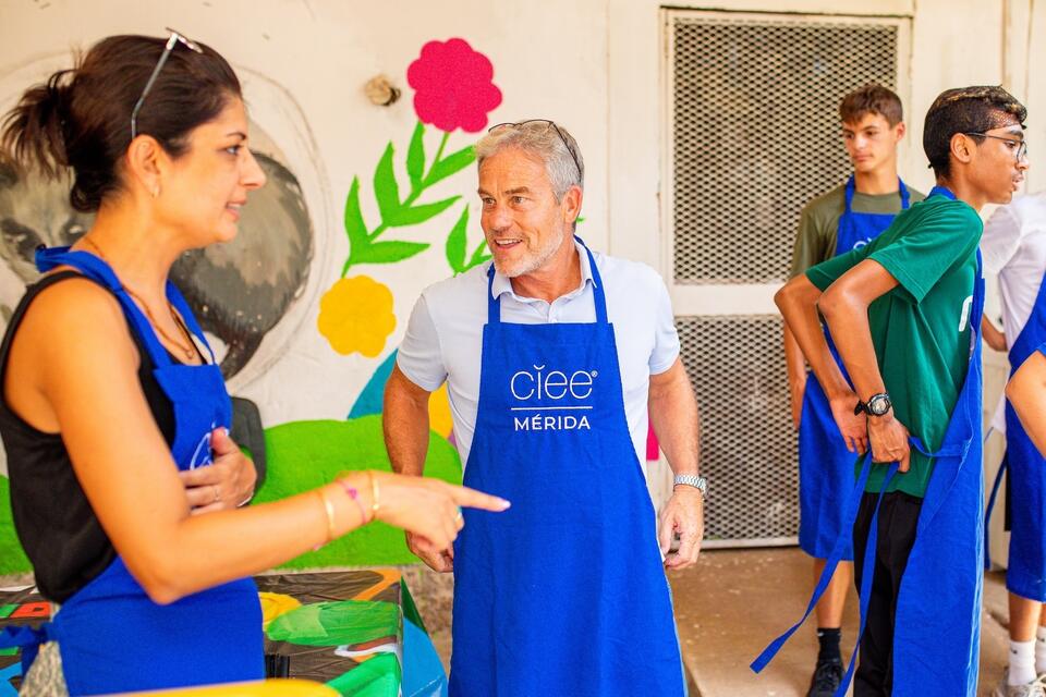 CIEE President and CEO James Pellow visits Good Neighbor program participants at a community partner in Mérida, Mexico.
