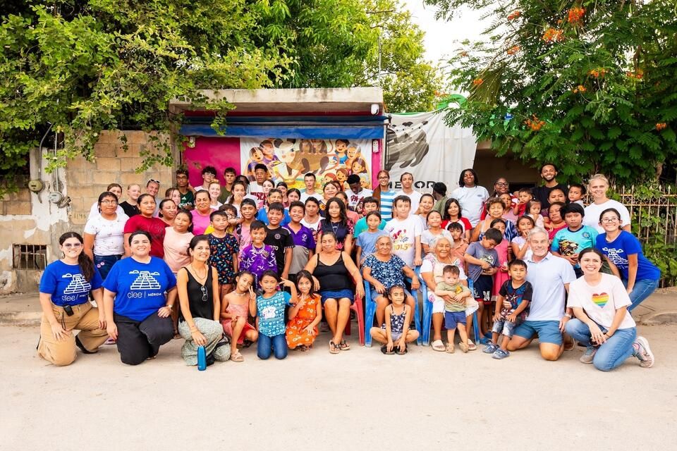 CIEE Good Neighbor students, staff, and community members gather for a group photo in Mérida, Mexico.