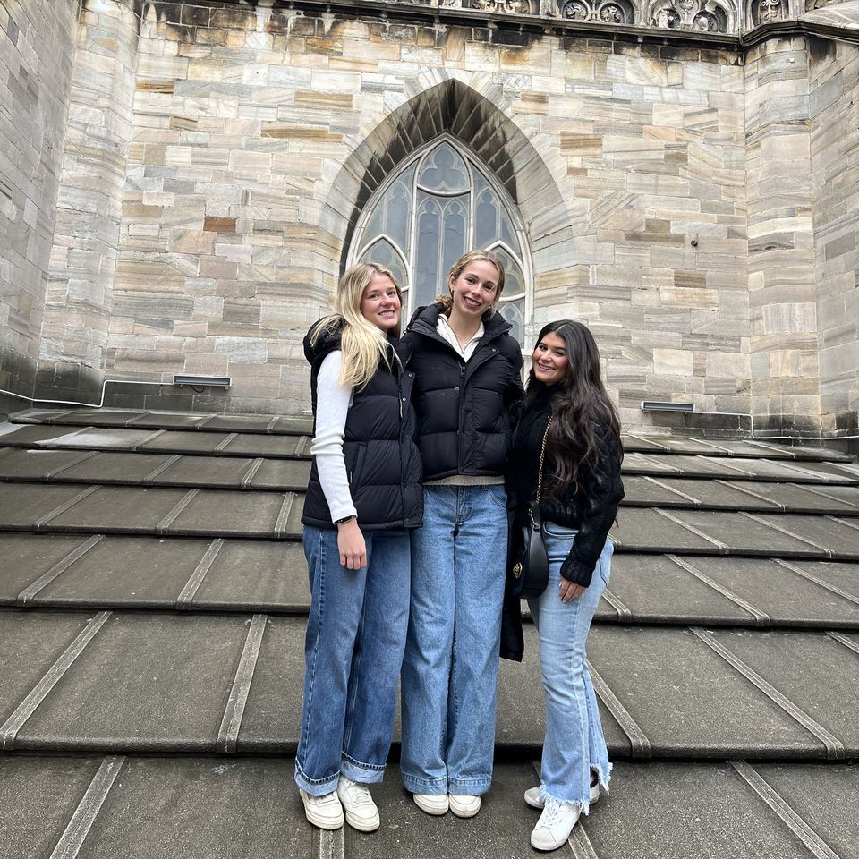 milan study abroad students duomo