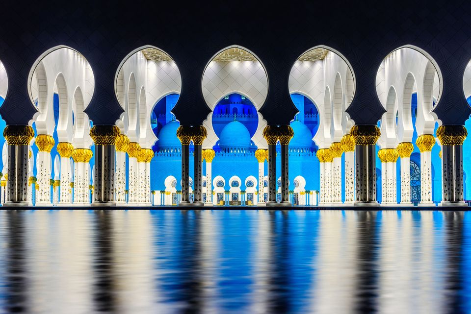 abu-dhabi-mosque-arches-pillars-night