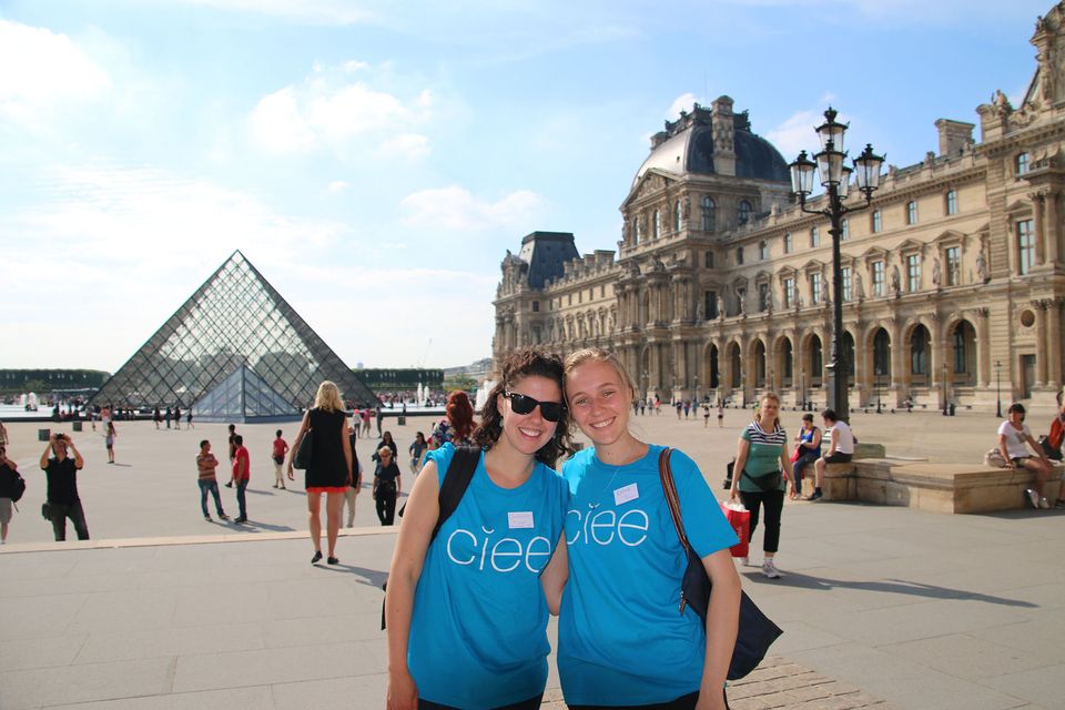 paris_female-participants-ciee-t-shirts-louvre.jpg