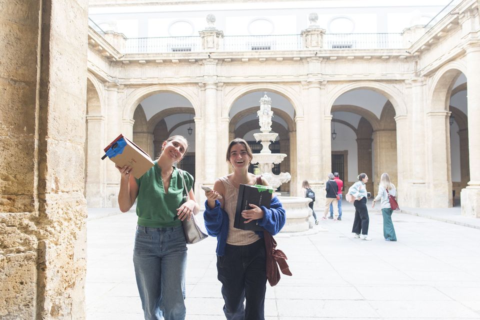 students-abroad-smiling-fountain-in-background
