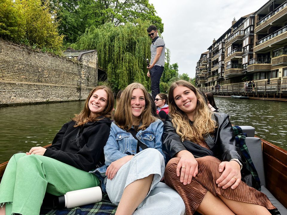london-girls-river-ride