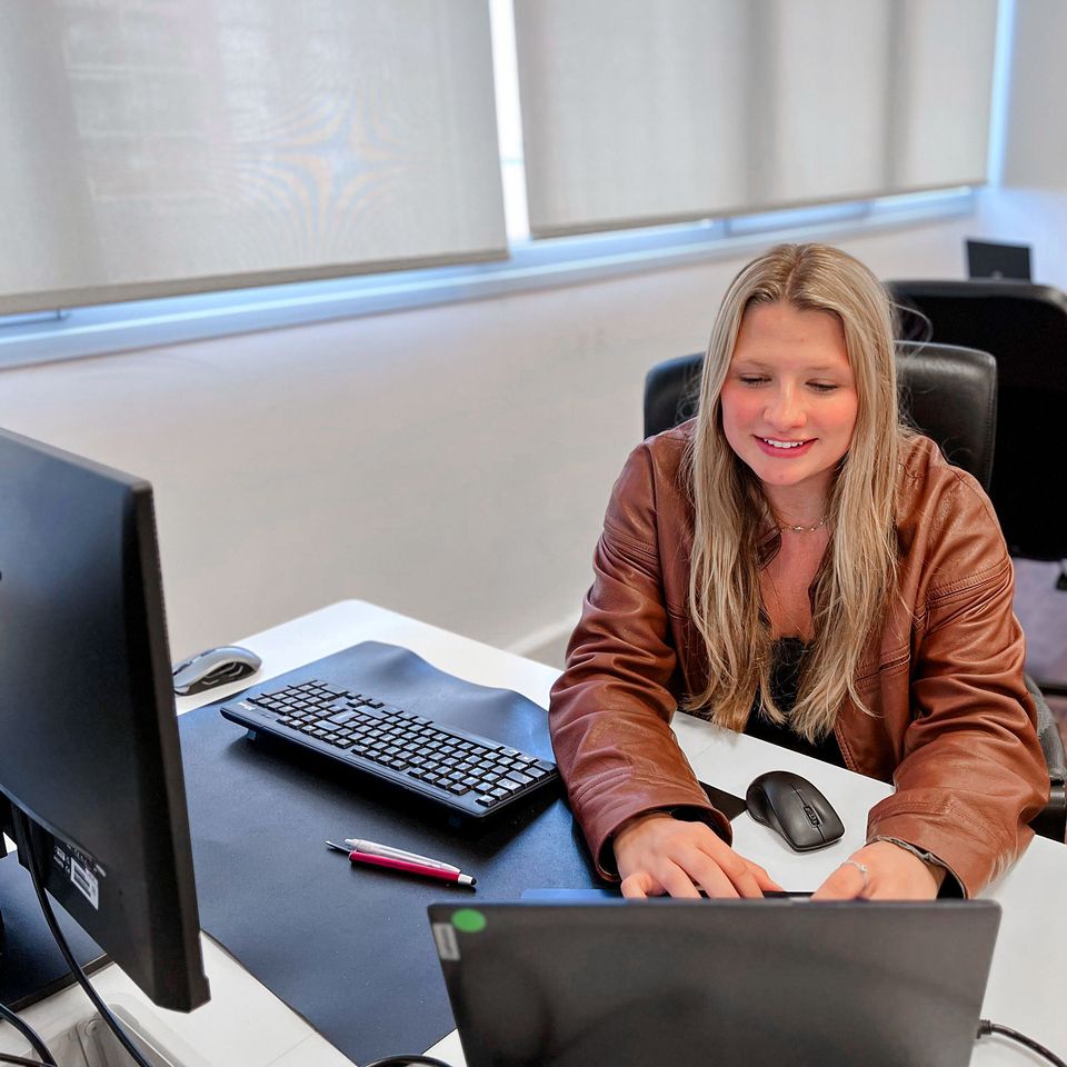intern-girl-working-computer