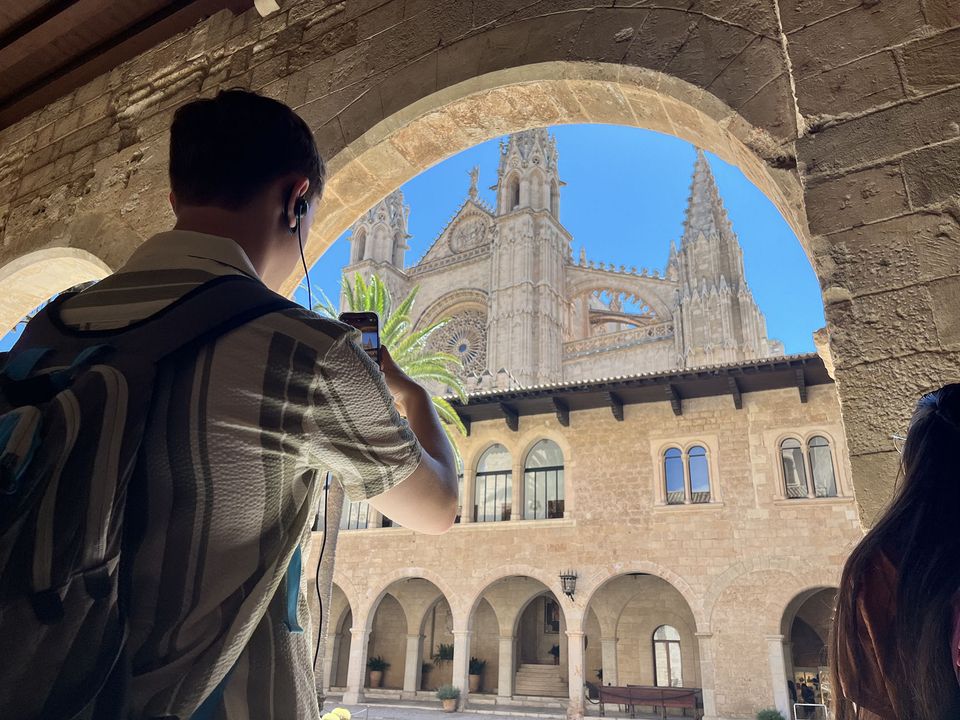 palma-de-mallorce-student-taking-a-pic.jpg