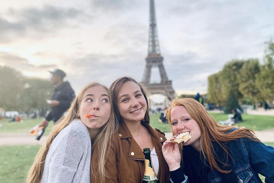 paris_having-a-delicious-picnic-in-front-of-the-eiffel-tower-paris.jpeg
