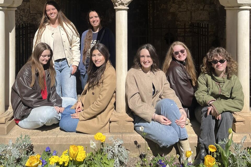 toulouse-college-girls-group-cloister-flowers
