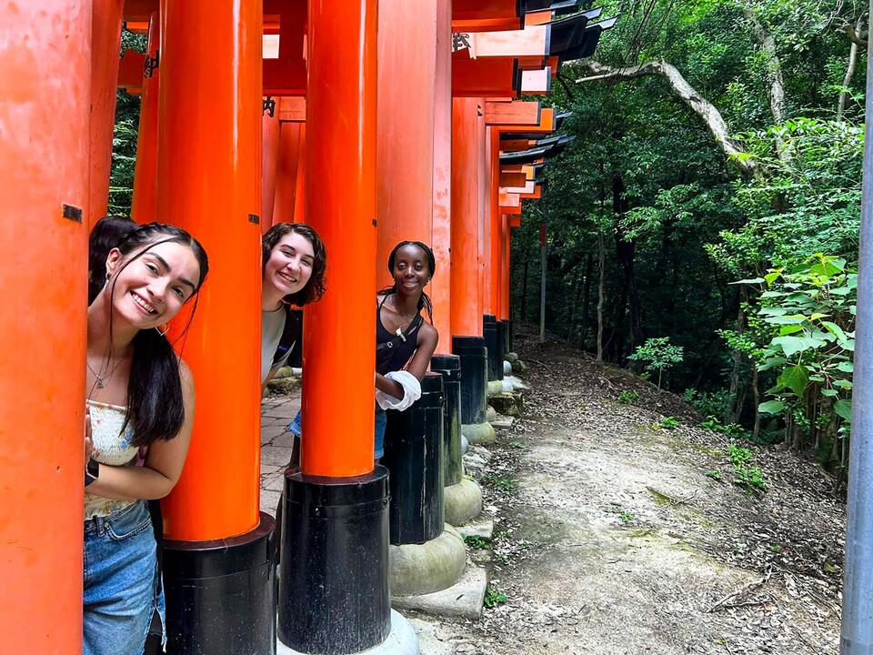 kyoto-three-girls-posing-tori-gates